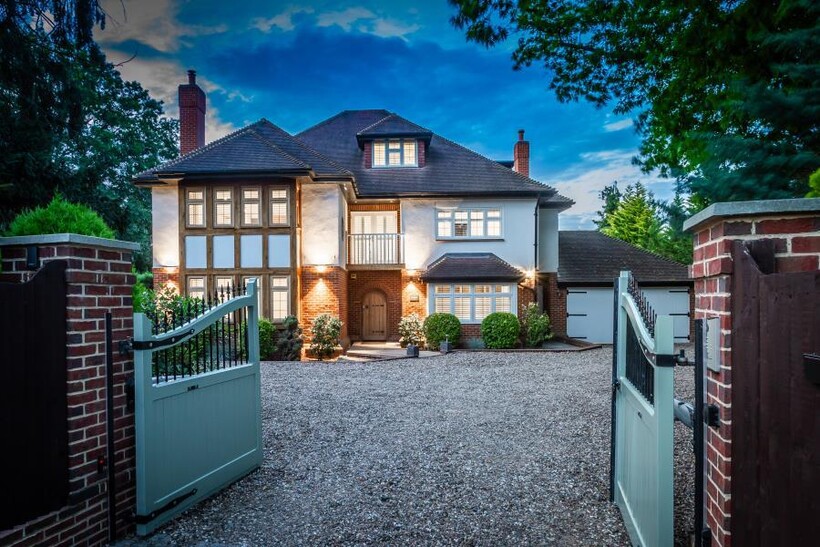 Hockering Road, Woking GU22 5 bed detached house to rent - £10,000 pcm (£2,308 pw)