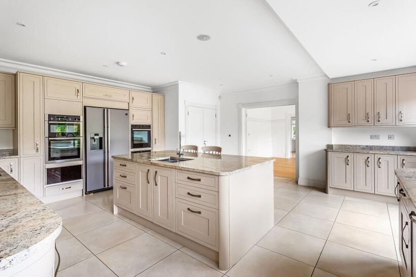 Hockering Road, Woking GU22 5 bed detached house to rent - £10,000 pcm (£2,308 pw)