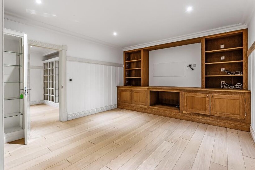 Hockering Road, Woking GU22 5 bed detached house to rent - £10,000 pcm (£2,308 pw)