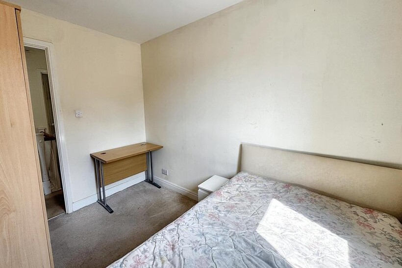 A well-maintained double bedroom featuring a co...