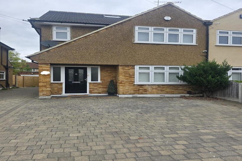 Trent Avenue, UPMINSTER RM14 5 bed semi-detached house to rent - £2,499 pcm (£577 pw)