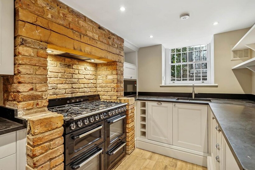Yeoman`s Row, Knightsbridge SW3 3 bed house to rent - £6,825 pcm (£1,575 pw)