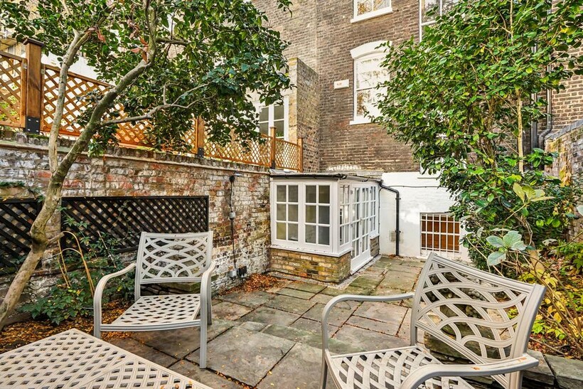 Yeoman`s Row, Knightsbridge SW3 3 bed house to rent - £6,825 pcm (£1,575 pw)