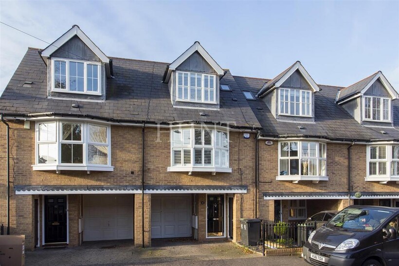 Turpins Lane, Woodford Green, Essex 3 bed townhouse to rent - £2,550 pcm (£588 pw)