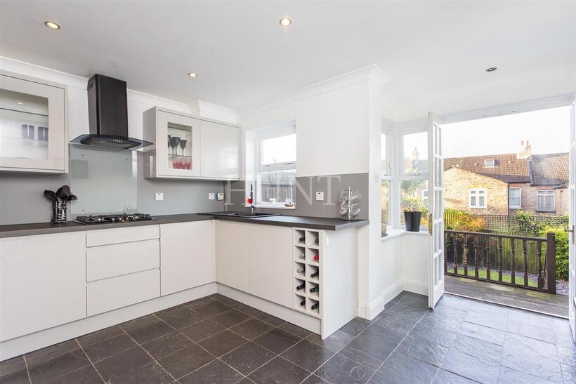 Turpins Lane, Woodford Green, Essex 3 bed townhouse to rent - £2,550 pcm (£588 pw)