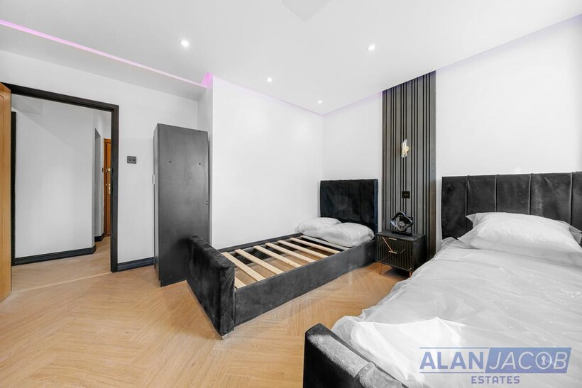 Denning Point, London E1 2 bed flat to rent - £3,200 pcm (£738 pw)