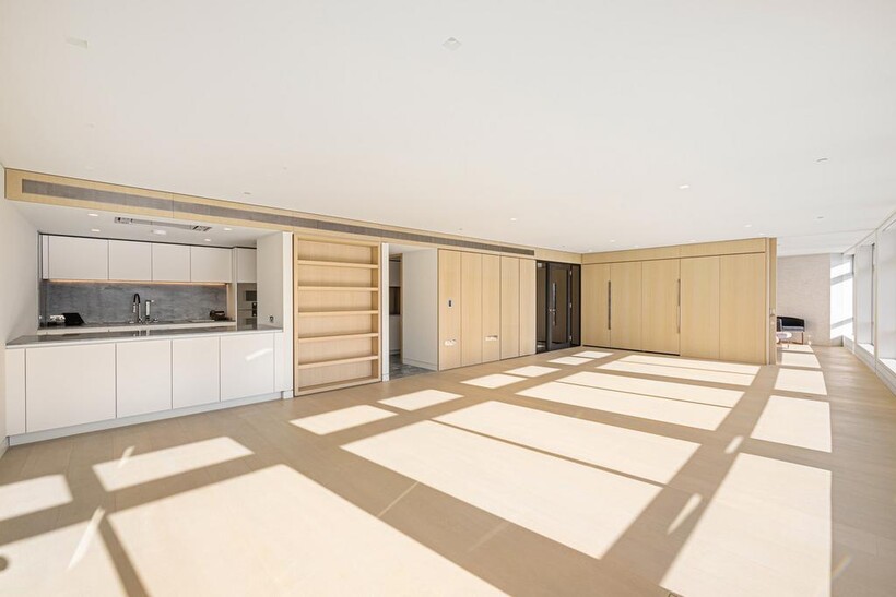 New Oxford Street, London, WC1A 3 bed apartment to rent - £19,000 pcm (£4,385 pw)