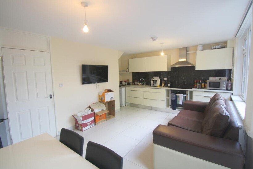 New Place Square SE16 4 bed flat to rent - £3,600 pcm (£831 pw)