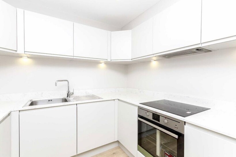 Hill Rise, Richmond TW10 2 bed flat to rent - £2,395 pcm (£553 pw)