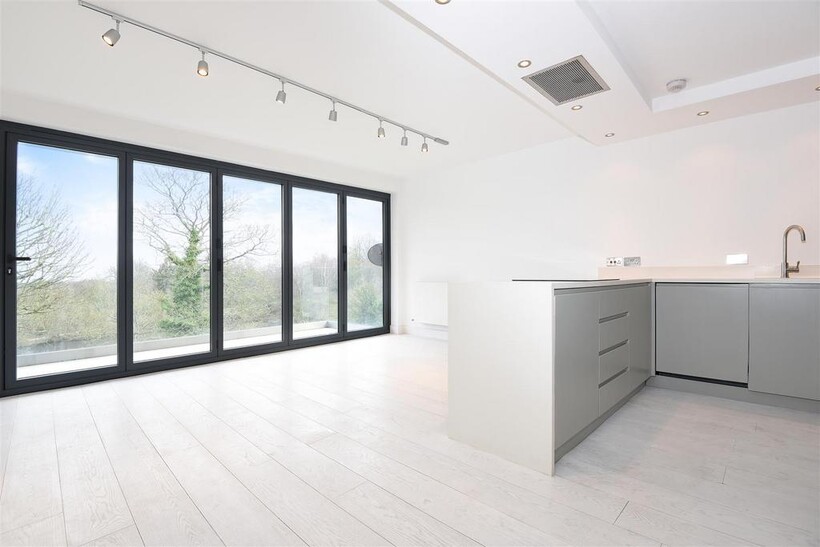Vale Of Health, Hampstead, NW3 2 bed apartment to rent - £4,800 pcm (£1,108 pw)