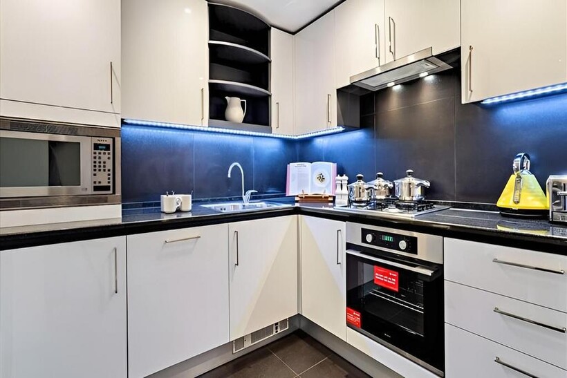 Canary Wharf, London E14 2 bed apartment to rent - £3,935 pcm (£908 pw)