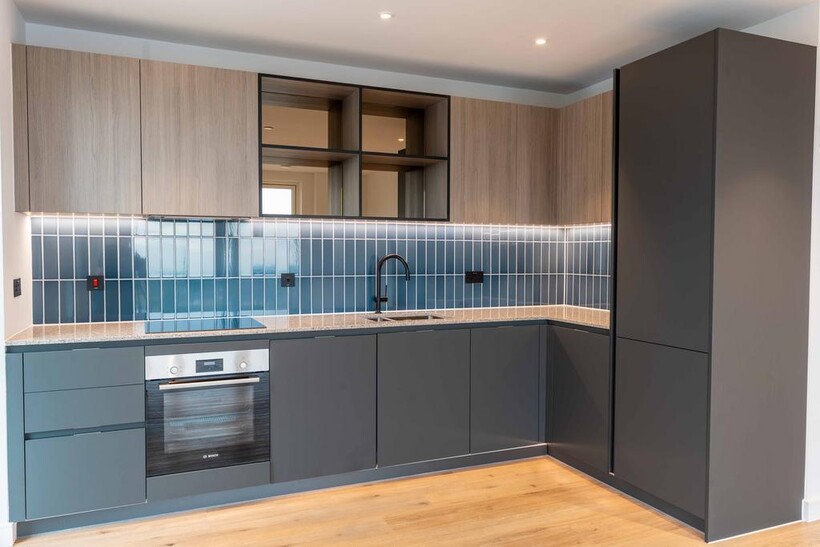 Greenleaf Walk, Southall UB1 2 bed flat to rent - £2,350 pcm (£542 pw)