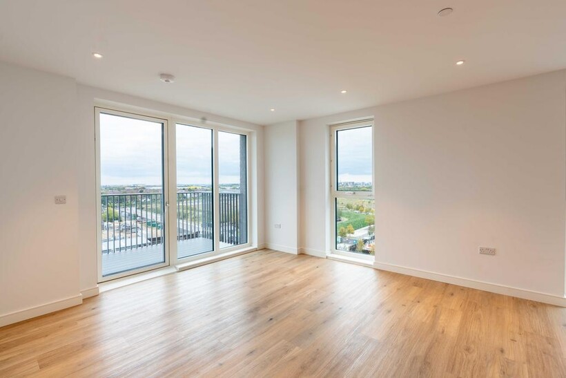 Greenleaf Walk, Southall UB1 2 bed flat to rent - £2,350 pcm (£542 pw)
