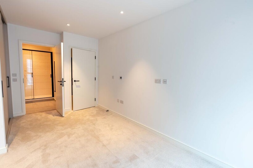 Greenleaf Walk, Southall UB1 2 bed flat to rent - £2,350 pcm (£542 pw)