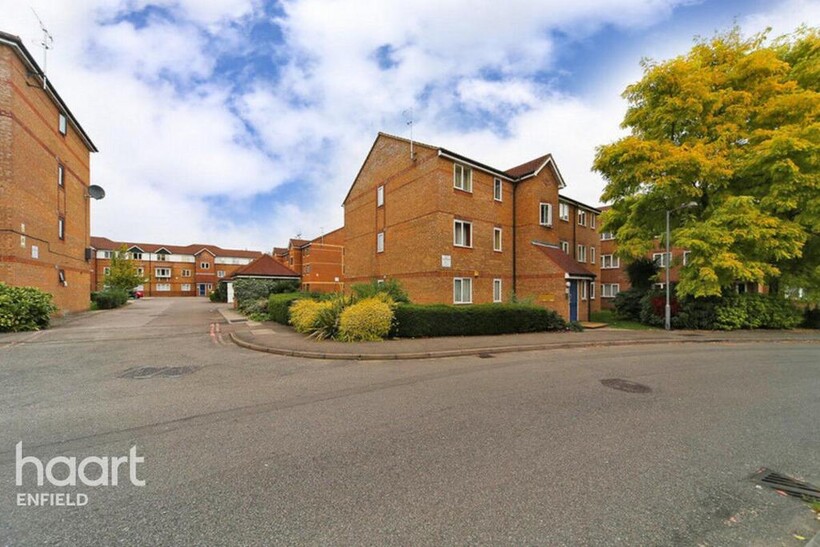Cherry Blossom Close, London 2 bed apartment to rent - £1,600 pcm (£369 pw)
