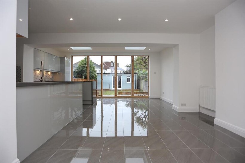 4 Lullington Avenue  (23).JPG