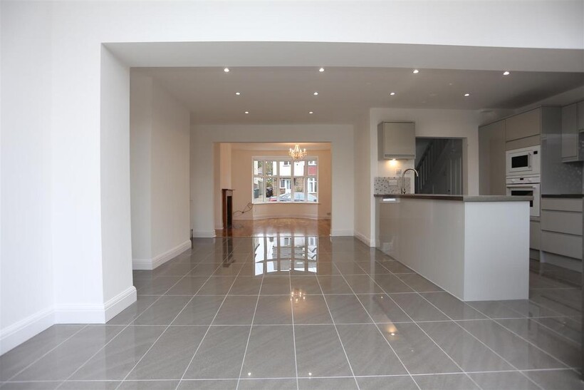 4 Lullington Avenue  (19).JPG