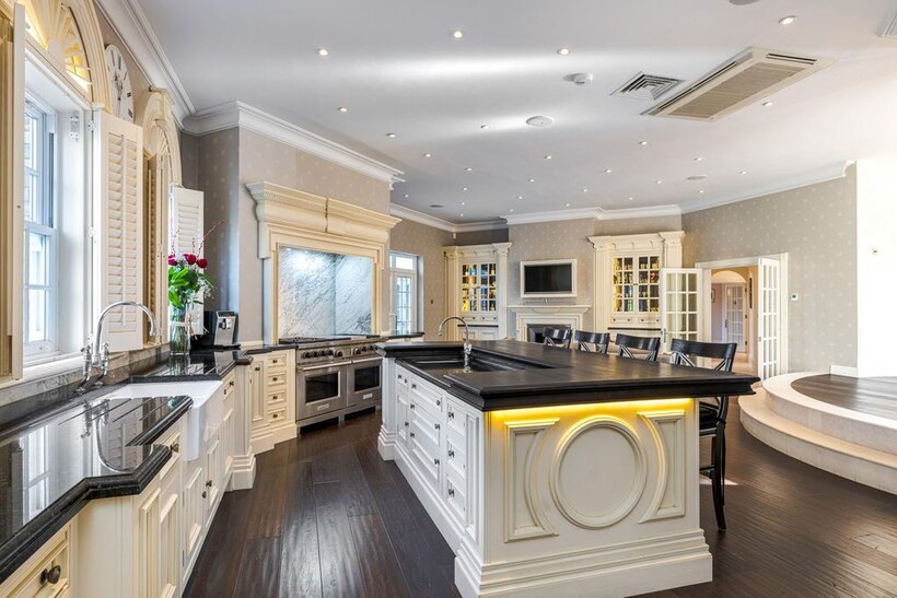 Leatherhead KT22 6 bed detached house to rent - £18,000 pcm (£4,154 pw)