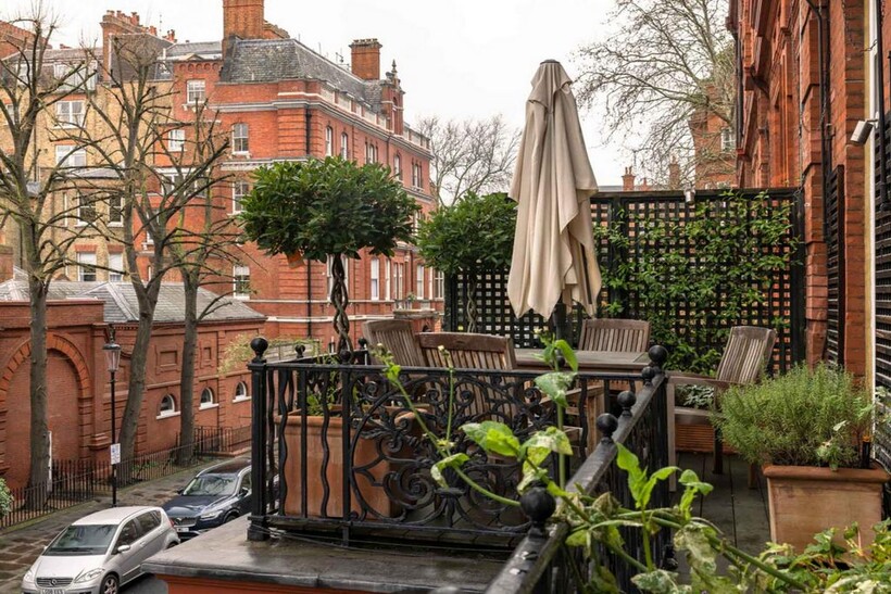 Cadogan Square, London, SW1X 3 bed flat to rent - £19,000 pcm (£4,385 pw)