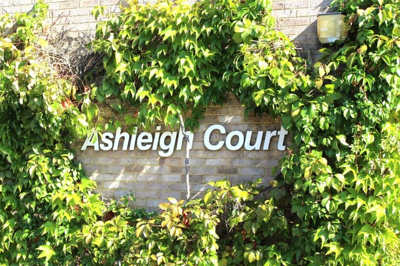 Ashleigh Court, Station Lane... 2 bed maisonette to rent - £1,599 pcm (£369 pw)