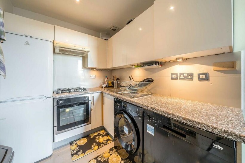 Lillie Road, London SW6 2 bed flat to rent - £2,197 pcm (£507 pw)