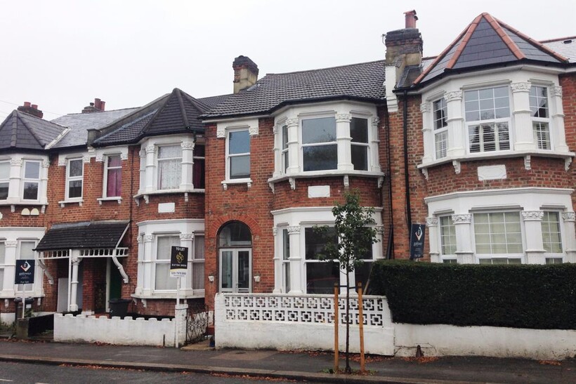 Harpenden Road, London, SE27 4 bed terraced house to rent - £3,850 pcm (£888 pw)