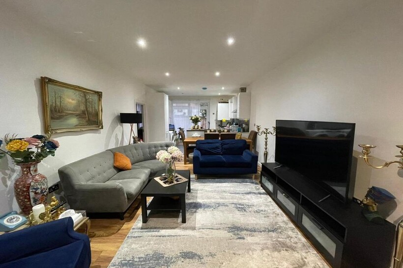 Hayes Crescent, London 3 bed flat to rent - £2,699 pcm (£623 pw)