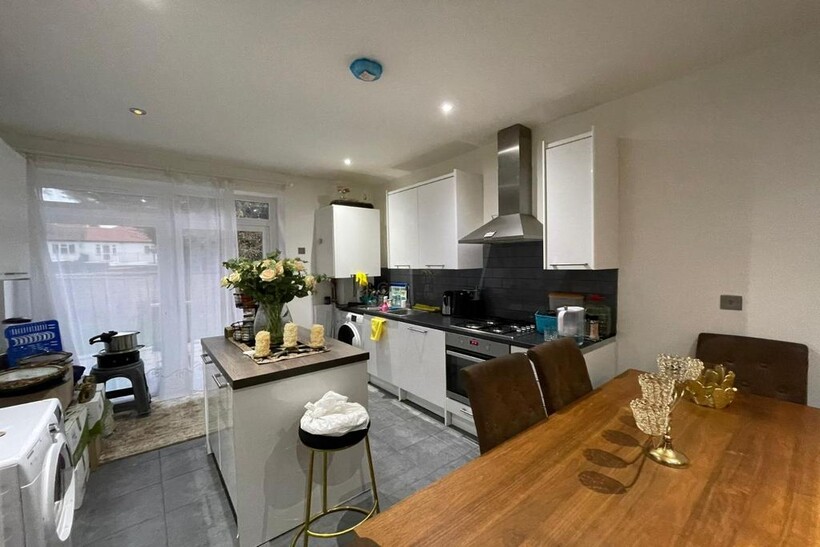 Hayes Crescent, London 3 bed flat to rent - £2,699 pcm (£623 pw)