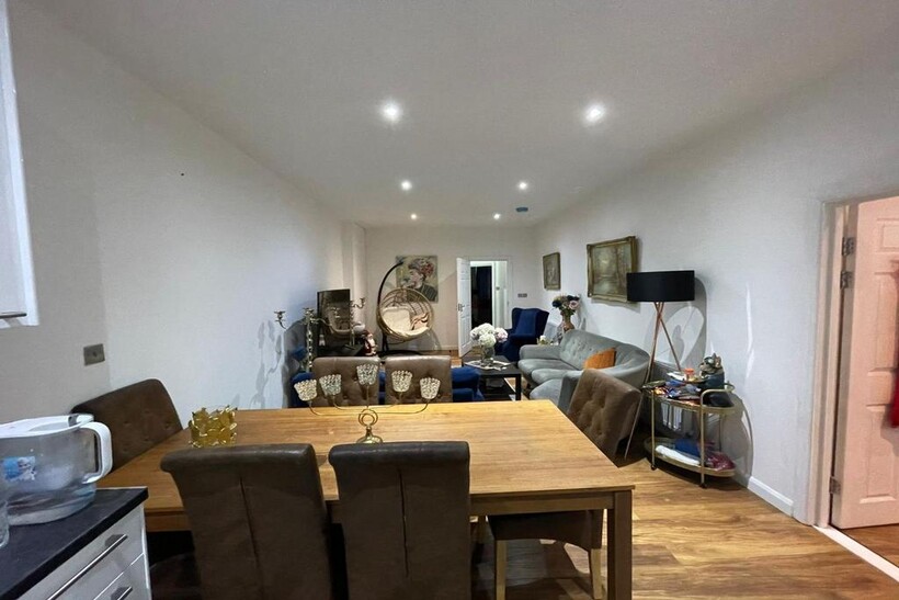 Hayes Crescent, London 3 bed flat to rent - £2,699 pcm (£623 pw)