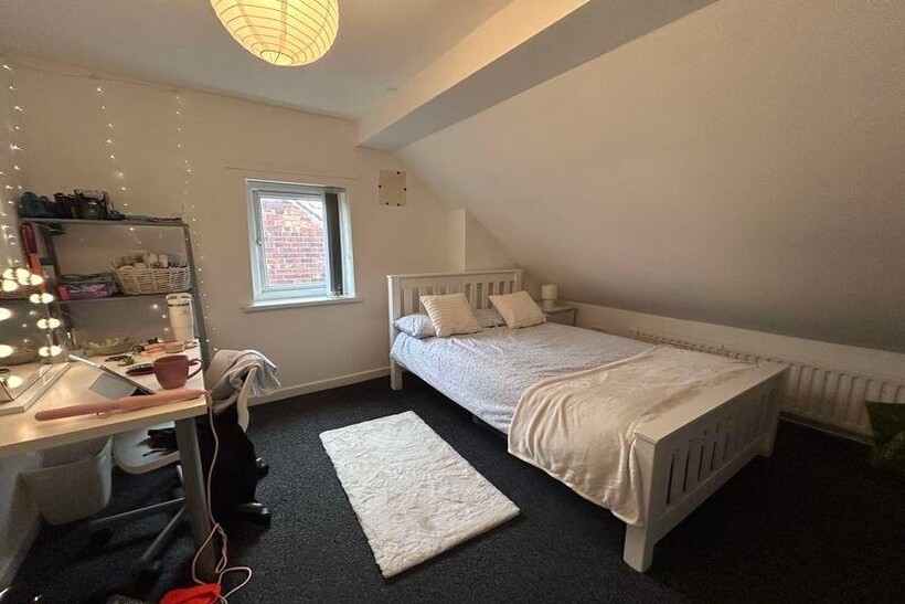 Bright, neatly kept double bedroom with a comfo...