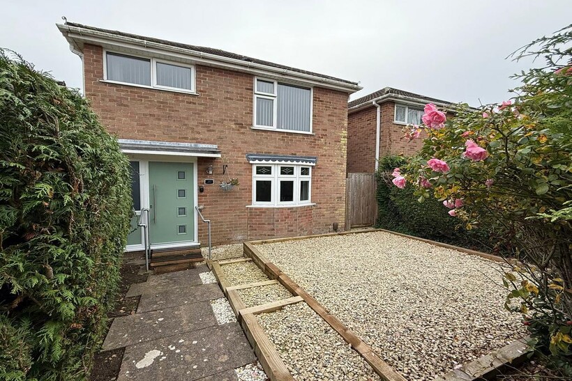 Hollam Drive  Fareham  UNFURNISHED 3 bed detached house to rent - £1,600 pcm (£369 pw)