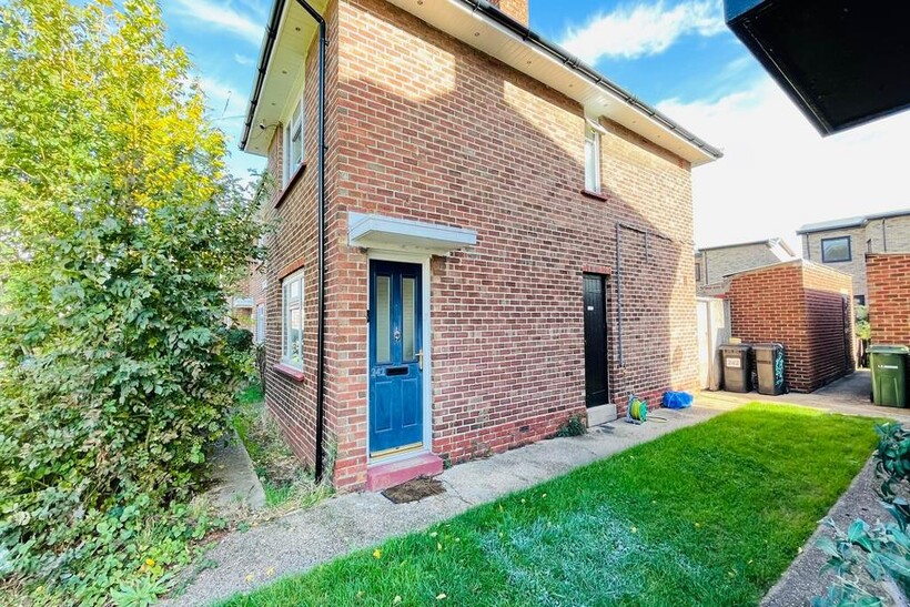 Cross Road 3 bed maisonette to rent - £1,795 pcm (£414 pw)