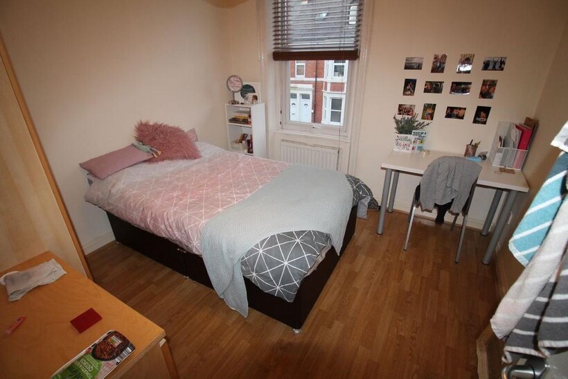 A cozy double bedroom featuring a comfortable b...