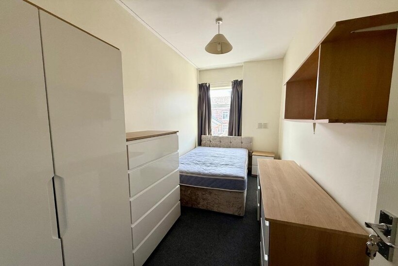 Guildford Street, Stoke-On-Trent ST4 4 bed terraced house to rent - £411 pcm (£95 pw)