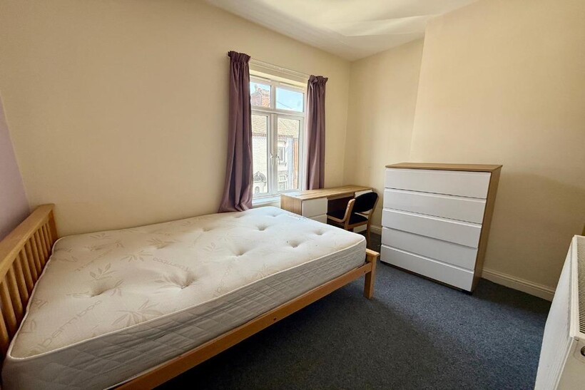 Guildford Street, Stoke-On-Trent ST4 4 bed terraced house to rent - £411 pcm (£95 pw)