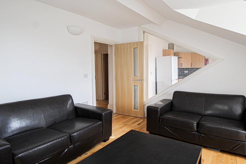 Apt 10, 21 Hyde Terrace, 21 Hyde... 2 bed apartment to rent - £1,049 pcm (£242 pw)