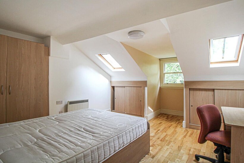 Apt 10, 21 Hyde Terrace, 21 Hyde... 2 bed apartment to rent - £1,049 pcm (£242 pw)