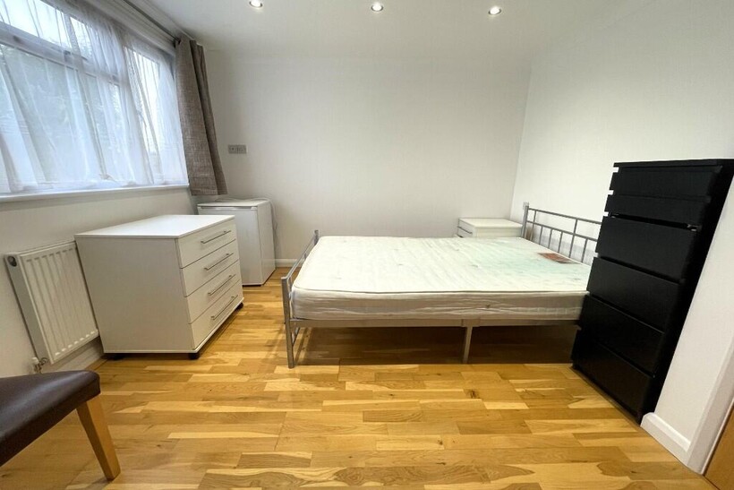 Hedge Lane, London N13 1 bed in a house share to rent - £950 pcm (£219 pw)