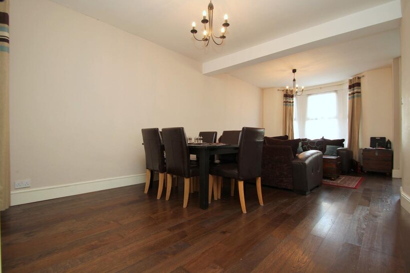 62 Lathom Road, East Ham, London, E6 2DX 4 bed terraced house to rent - £2,950 pcm (£681 pw)