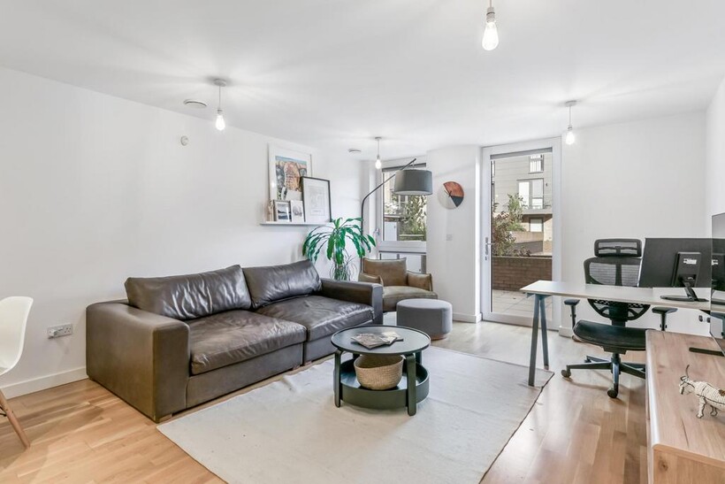 Baltic Avenue, Brentford, London, TW8 1 bed apartment to rent - £1,647 pcm (£380 pw)