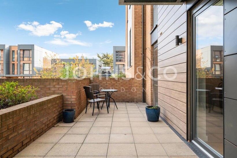 Baltic Avenue, Brentford, London, TW8 1 bed apartment to rent - £1,647 pcm (£380 pw)