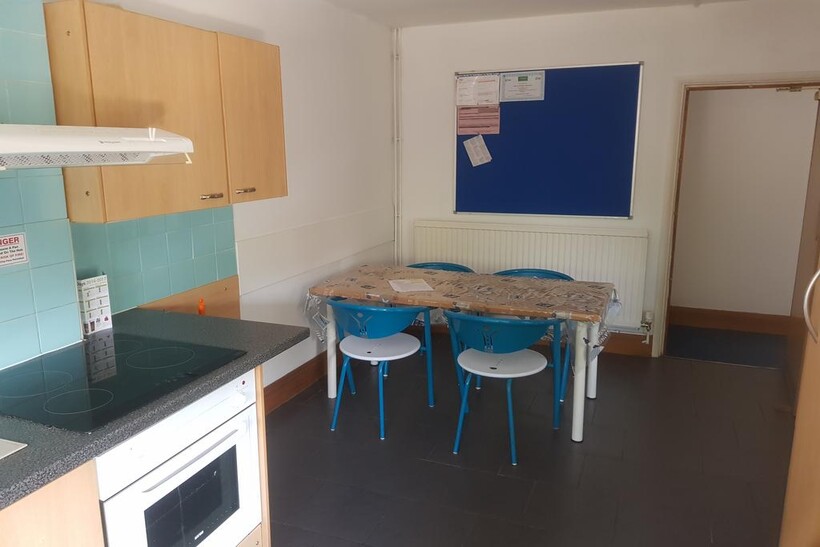 Ednaston Road, Dunkirk, Nottingham NG7 4 bed semi-detached house to rent - £1,993 pcm (£460 pw)