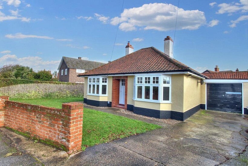 The Street, Bredfield, IP13 2 bed detached bungalow to rent - £1,100 pcm (£254 pw)