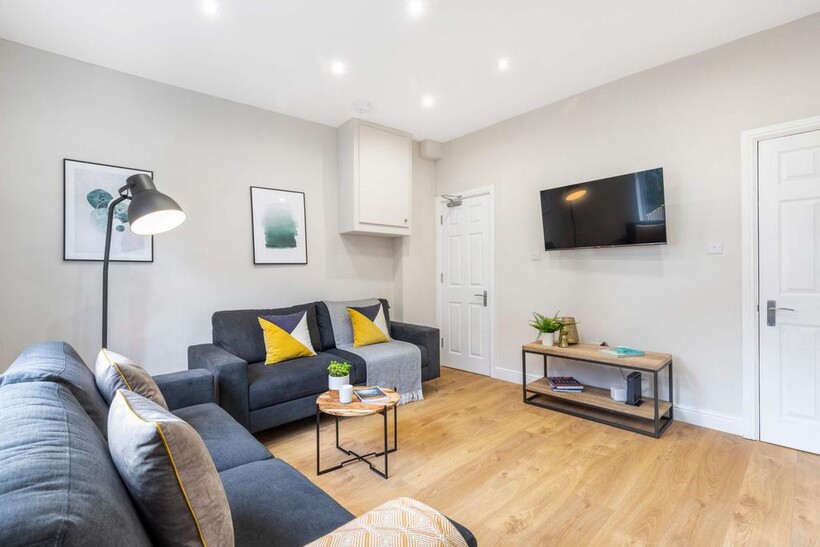 Ashville Avenue, Leeds LS6 6 bed house to rent - £3,718 pcm (£858 pw)