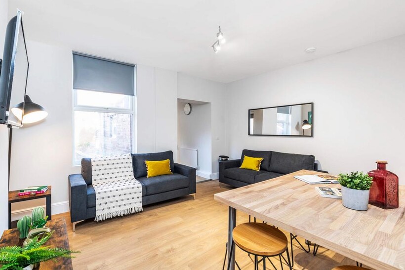 Burley Road, Leeds LS4 6 bed house to rent - £3,588 pcm (£828 pw)