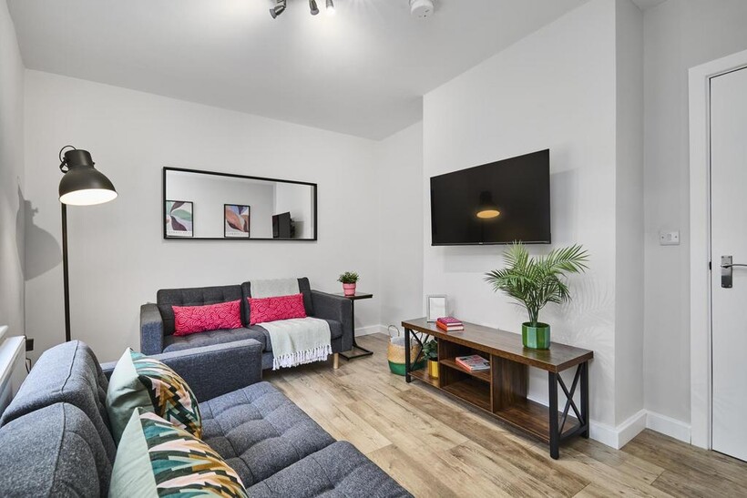 Autumn Grove, Leeds LS6 4 bed house to rent - £2,635 pcm (£608 pw)