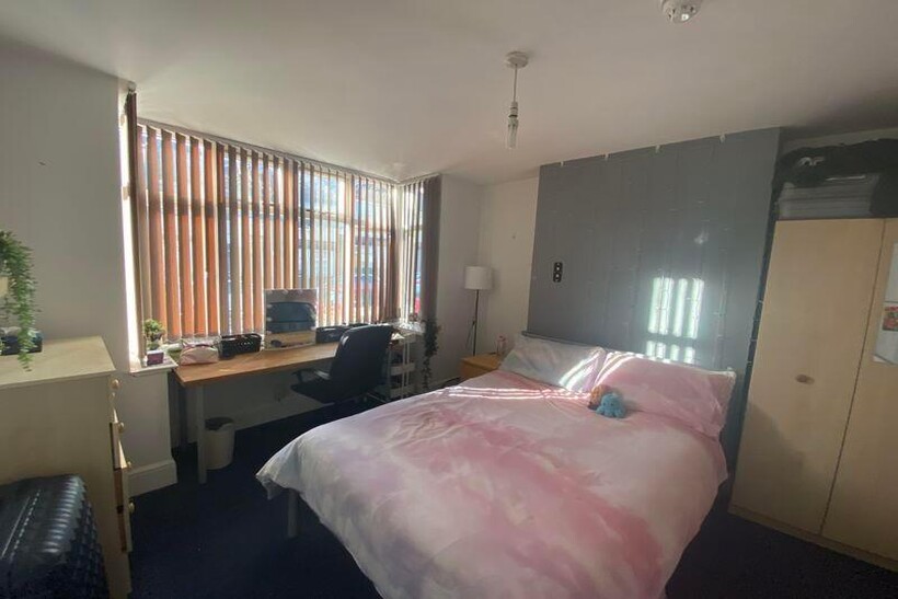 Bright double bedroom with a comfortable double...