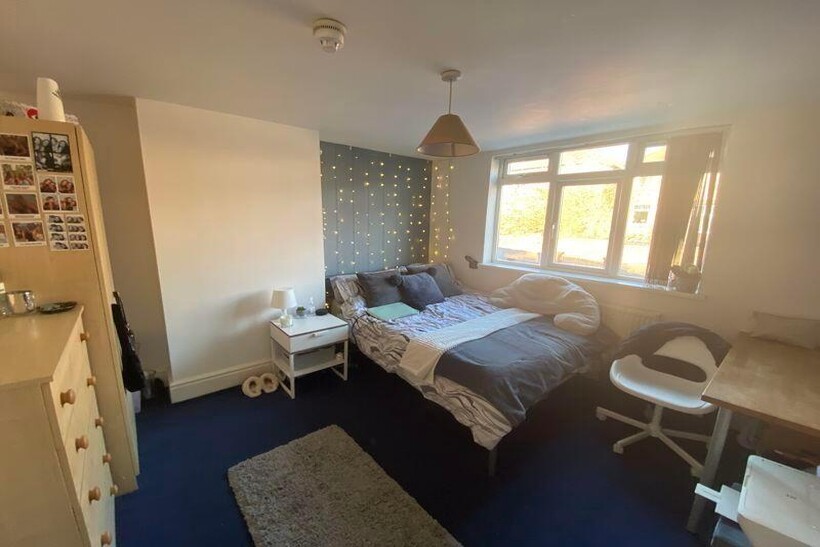 Bright, well-presented double bedroom with a co...