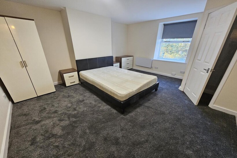 Bright, well-presented double bedroom with a la...