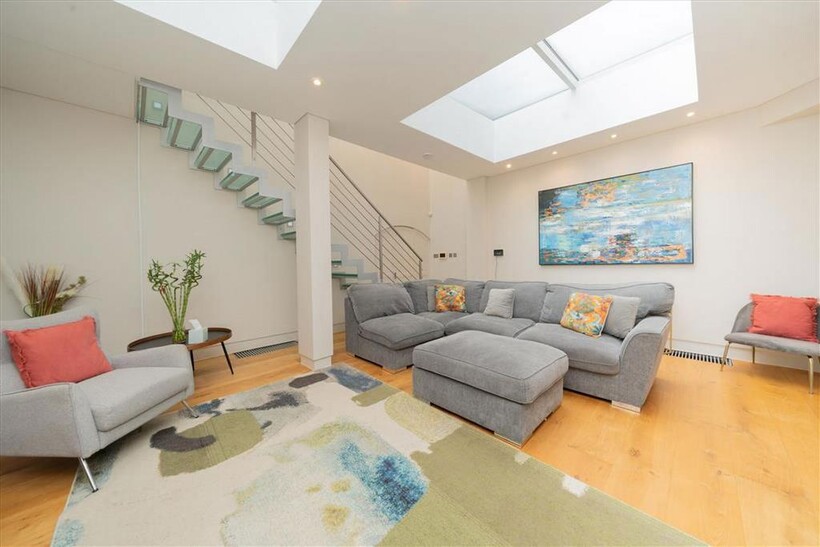 Queen's Gate Mews, London SW7 3 bed house to rent - £8,996 pcm (£2,076 pw)